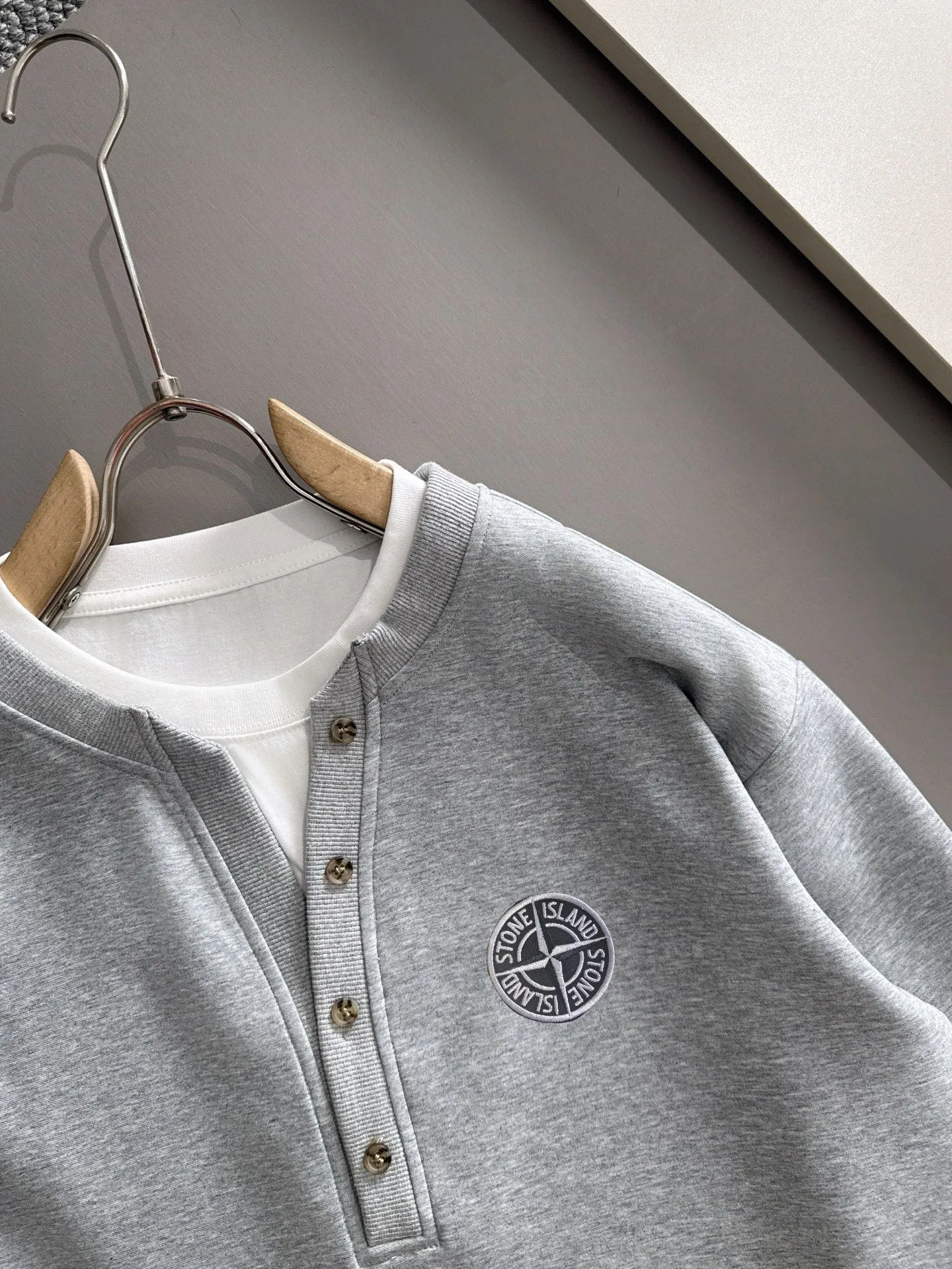 P360 Stone Island's exclusive first release of 25ss autumn and winter new lapel sweatshirt long-sleeved men and women. Many stars share the same style. Craftsmanship that ordinary small workshops cannot copy. We are not afraid of any challenges in terms of materials, detail restoration and craftsmanship, just to provide everyone with wonderful products. Compare the top original versions at will. No expense is spared just to do better. Unique imported fabric feel. Purely imported German machine production. Precision operation. Thousands of needles density. Full set of new accessories with three standards for simultaneous customization. The upper body is versatile and fashionable. A perfect choice for autumn and winter. A must-have item. Size chart: m-4XL (Please state your height and weight when placing an order.